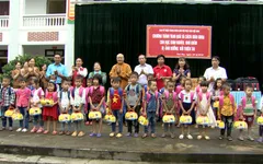 Giúp đỡ học sinh vùng lũ tỉnh Phú Thọ đến trường