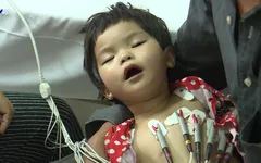 Tiếng khóc xé lòng của bé gái dân tộc Tày mắc bệnh tim bẩm sinh