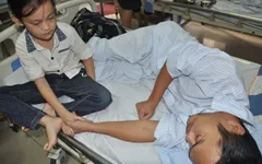 Mẹ bỏ đi, bé 7 tuổi lên viện chăm bố thập tử nhất sinh
