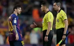 Trọng tài ngượng ngùng vì bị Messi từ chối bắt tay