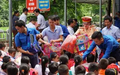 Món quà ý nghĩa nhân dịp khai giảng của học sinh tiểu học Mường Khoa