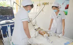 Rớt nước mắt cảnh cháu bé 20 tháng tuổi bị bỏng nặng