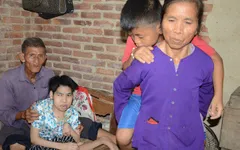 Mẹ già khóc lặng trước cảnh con tật nguyền, cháu bị hội chứng thận hư