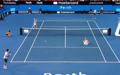 VIDEO: Federer và Sock khiến bạn đánh cặp ngao ngán rời sân