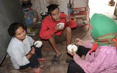 Mẹ gần 90 tuổi lụi cụi chăm 2 con tâm thần trong cảnh đói rét