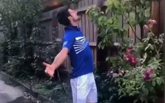 Clip tắm mưa hài hước của Novak Djokovic