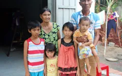 Mẹ mất, cha bỏ đi, 4 con nhỏ sống lay lắt từng ngày