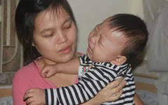 Tiếng khóc xé lòng của bé trai 15 tháng tuổi mắc bệnh u gan