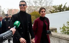 Thoát án tù, C.Ronaldo "tươi như hoa" nắm tay bạn gái rời tòa