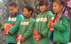 Quỹ Tấm lòng Việt trao tặng 447 suất quà cho học sinh nghèo vùng cao
