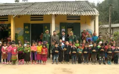Quỹ Tấm lòng Việt mang Tết sớm đến với học sinh trường PT Dân tộc bán trú Tiểu học xã Lũng Cú