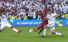 VIDEO: Sao trẻ ĐT Qatar cân bằng kỷ lục với huyền thoại bóng đá Iran
