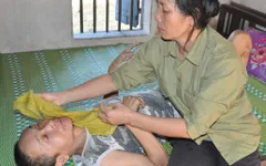 Bị ấu trùng giun đũa chó, người đàn bà khốn khổ không được đi viện vì phải ở nhà chăm 2 em thần kinh