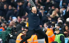 HLV Pep Guardiola lại "gây bão" với màn lột đồ, đấu võ mồm với trọng tài