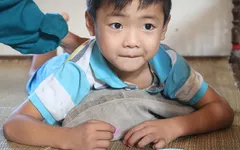 Xót thương cha và con ôm nhau khóc trên giường vì cùng bị hoại tử xương đùi