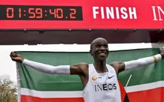 VĐV Eliud Kipchoge trở thành người đầu tiên chinh phục đường đua marathon dưới 2 giờ