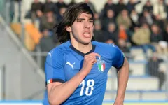 Man Utd đưa ra mức giá không tưởng trong thương vụ "Pirlo mới"