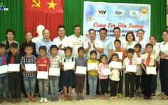Quỹ Tấm lòng Việt trao học bổng hỗ trợ học sinh nghèo vượt khó tỉnh Thanh Hóa