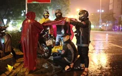 Trắng đêm giúp đỡ người gặp nạn cùng biệt đội SOS Đà Nẵng