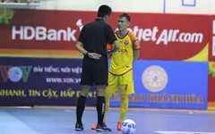 Tuyển thủ futsal Việt Nam bị cảnh cáo vì hành vi ngồi trên bóng buộc giày