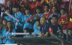 VIDEO: Nhận thẻ đỏ, HLV Park Hang Seo bỏ lên khán đài ngồi cùng ĐT nữ Việt Nam