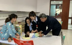 Trao quà cho những bệnh nhi mắc bệnh tim bẩm sinh tại Bệnh viện Nhi TƯ