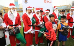Thành Lương, Văn Quyết và dàn sao Hà Nội FC hóa Ông già Noel tặng quà ở sân Hàng Đẫy