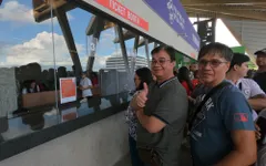 SEA Games 30: Người dân Philippines trật tự xếp hàng nhận vé xem miễn phí bơi lội
