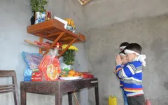 Bố, mẹ lần lượt qua đời, 3 đứa trẻ sống trong đói khát cùng ông bà nội già yếu