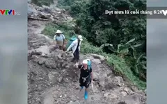 Những thầy cô cõng lương thực cho học trò