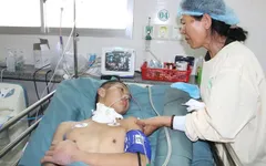 Mẹ nghèo cạn nước mắt nhìn con thoi thóp trên giường bệnh
