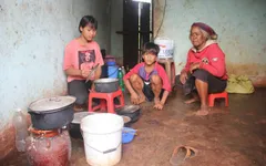 Xót lòng hai chị em mồ côi ăn lá mì, vượt khó đến trường