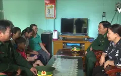 Cùng em đến trường: Đồn Biên phòng cửa khẩu cảng Kỳ Hà trao học bổng và hỗ trợ học sinh nghèo vượt khó