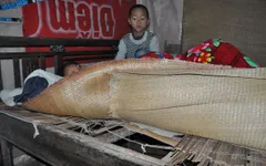 Nghẹn lòng cậu bé lớp 3 chăm mẹ câm điếc, bệnh tật trong căn nhà nát