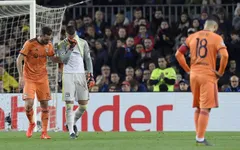 Va chạm mạnh với Coutinho, thủ môn Lyon mất trí nhớ tạm thời