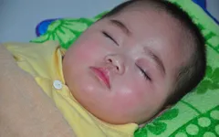 Xót thương bé gái bị bỏ rơi, chống chọi với căn bệnh viêm não nguy hiểm