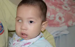 Tiếng khóc xé lòng của bé trai 16 tháng tuổi mắc ung thư võng mạc