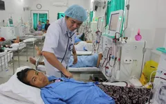 Mẹ bị suy thận nặng vẫn khó nhọc đi bán vé số cầm cự nuôi con ăn học