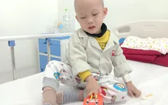 Nhói lòng bé trai 3 tuổi từng ngày héo mòn vì căn bệnh ung thư quái ác