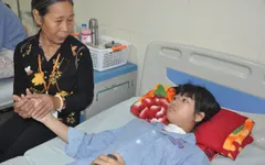 Bố chết, mẹ đi lấy chồng, bé gái 13 tuổi đau đớn chống chọi với căn bệnh ung thư