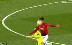 Xem lại cảnh Messi bị đấm "không trượt phát nào" trận gặp Man Utd