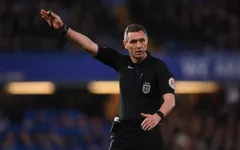 Người cầm còi trận derby Manchester từng mắc sai lầm "khó đỡ" trong quá khứ
