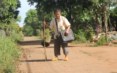 Khốn khổ “lão mù” mò mẫm đi xin ăn để nuôi mẹ bị ung thư