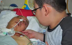 Đột nhiên bị chảy máu não, tính mạng người bố trẻ nguy kịch trong tiếng gọi thảm thiết của con