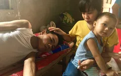 Bố mẹ già bất lực nhìn 2 con trai nằm chờ chết vì ung thư não