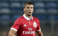 Trung vệ Benfica lọt vào tầm ngắm của Man Utd