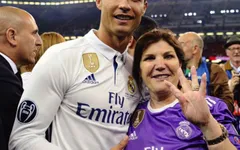 Mẹ C.Ronaldo “chữa ngượng” sau khi nhầm con trai giúp Juventus... trụ hạng