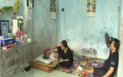 Bố ngồi xe lăn bất lực chứng kiến con trai qua đời, con gái trấn thương sọ não sau tai nạn giao thông