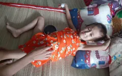 Xót thương bé 5 tuổi quằn quại chống chọi với những cơn đau do bệnh ung thư