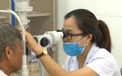 Tập đoàn Điện lực VN và Quỹ Tấm lòng Việt hỗ trợ mổ thay thể thủy tinh cho người dân nghèo ở tỉnh Nam Định